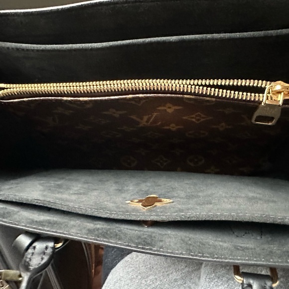 Louis Vuitton shoulder bag barely used comes with dust bag as well - Picture 8 of 10